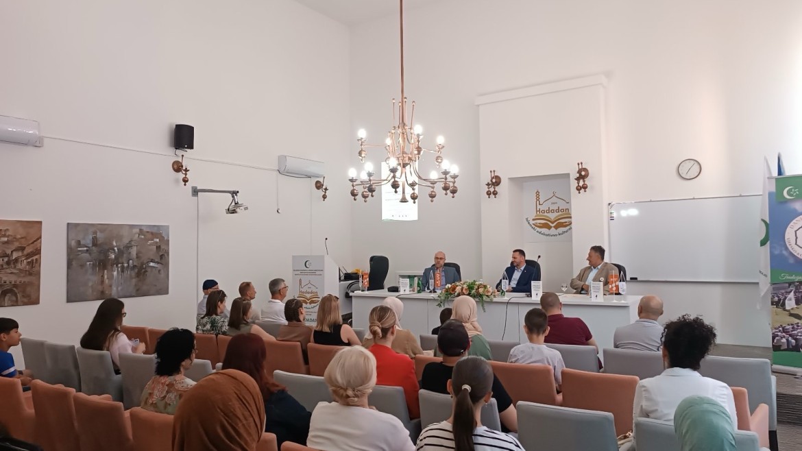 U Jajcu održana promocija knjige “Prvi put sa kćerkom u Potočarima”, autora Mehmeda Pargana