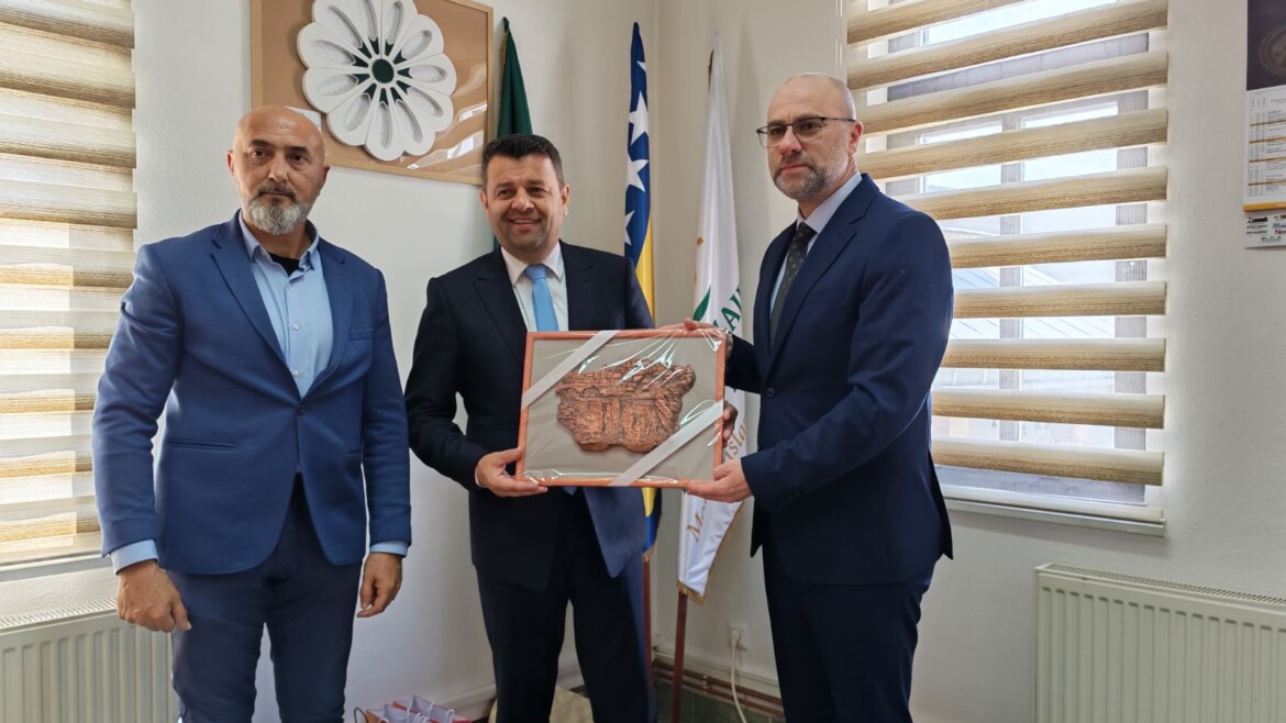 Ministar Hurtić u posjeti Medžlisu IZ Jajce